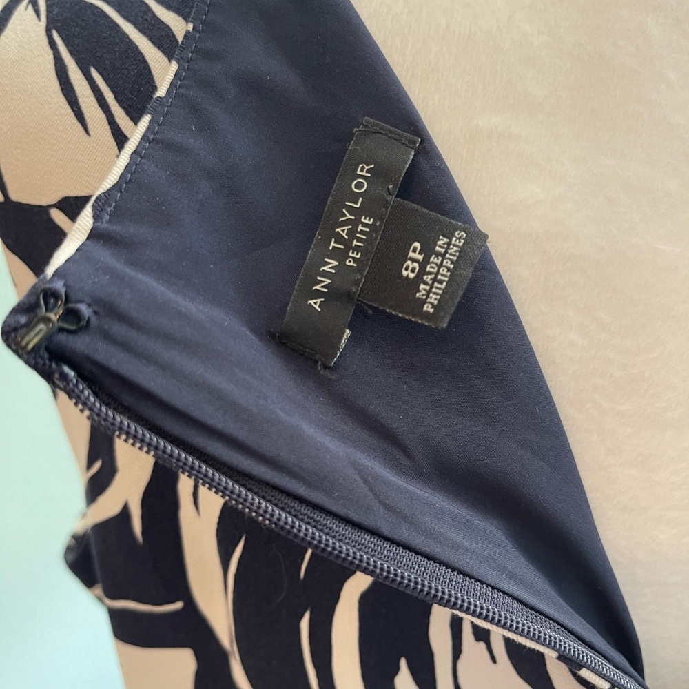 Ann Taylor Navy & White Leaf Pattern Dress - Sz 8P - Picture 5 of 11